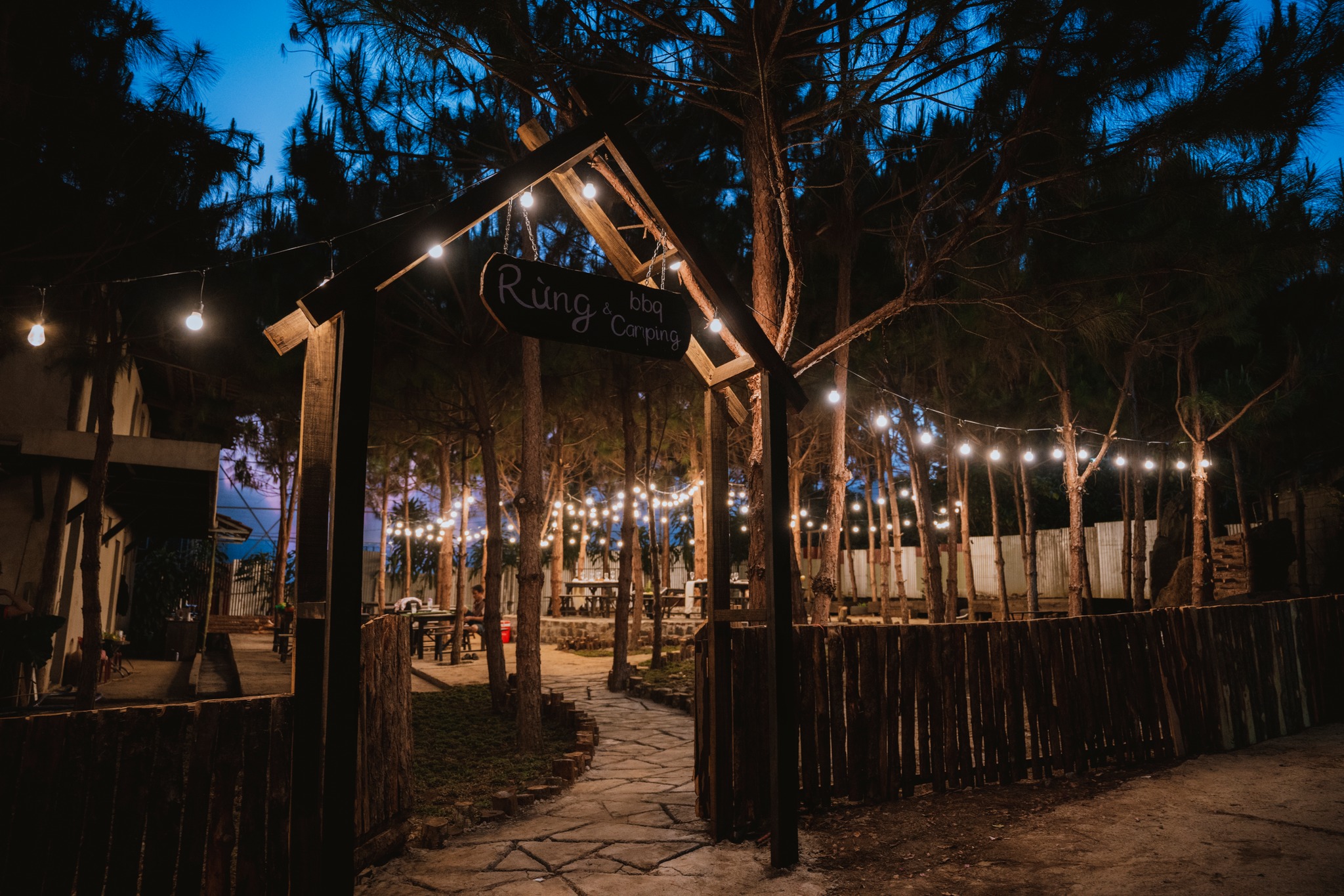 Loi di va khu vuon mo cua quan