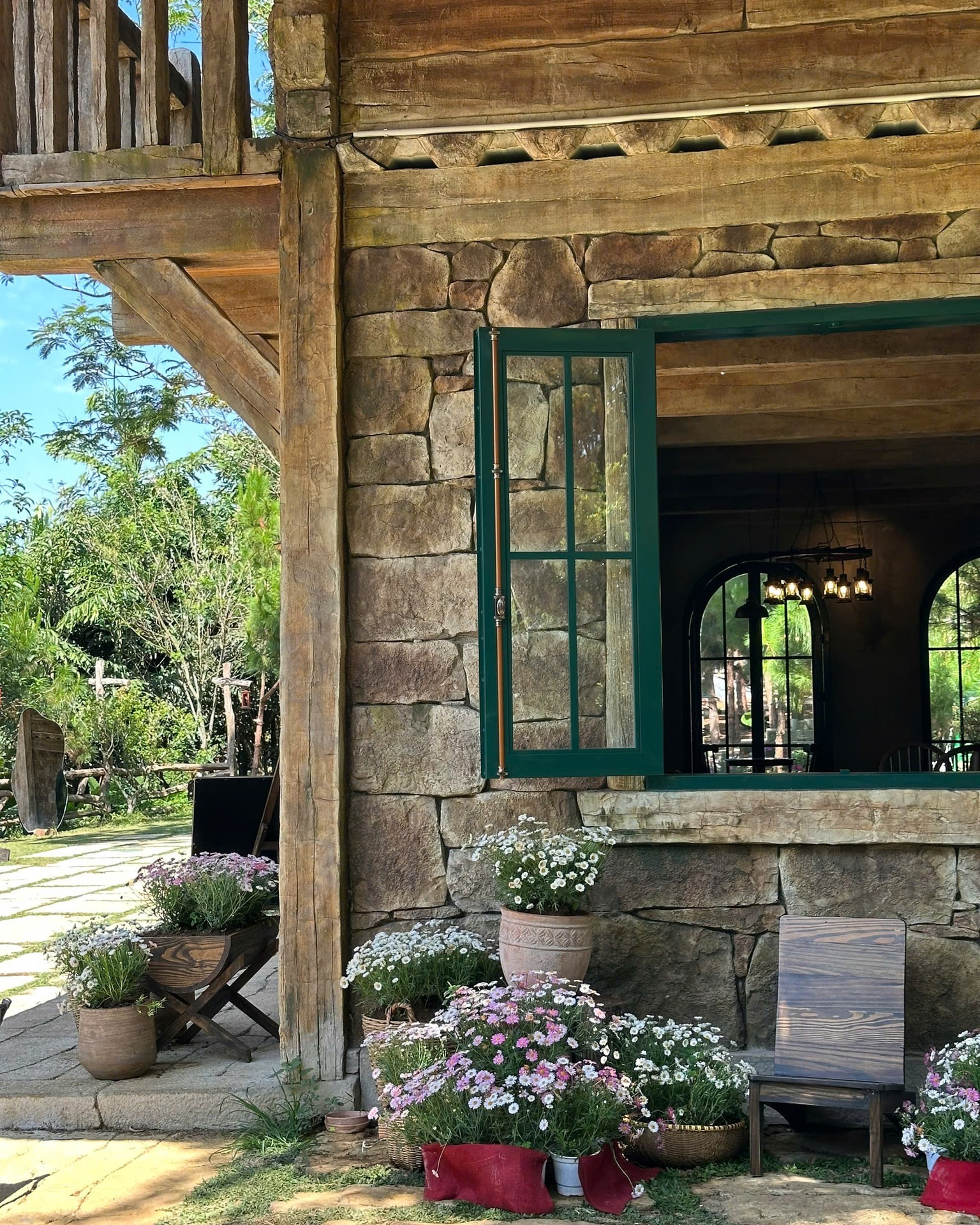 Khuon vien rong va xanh mat