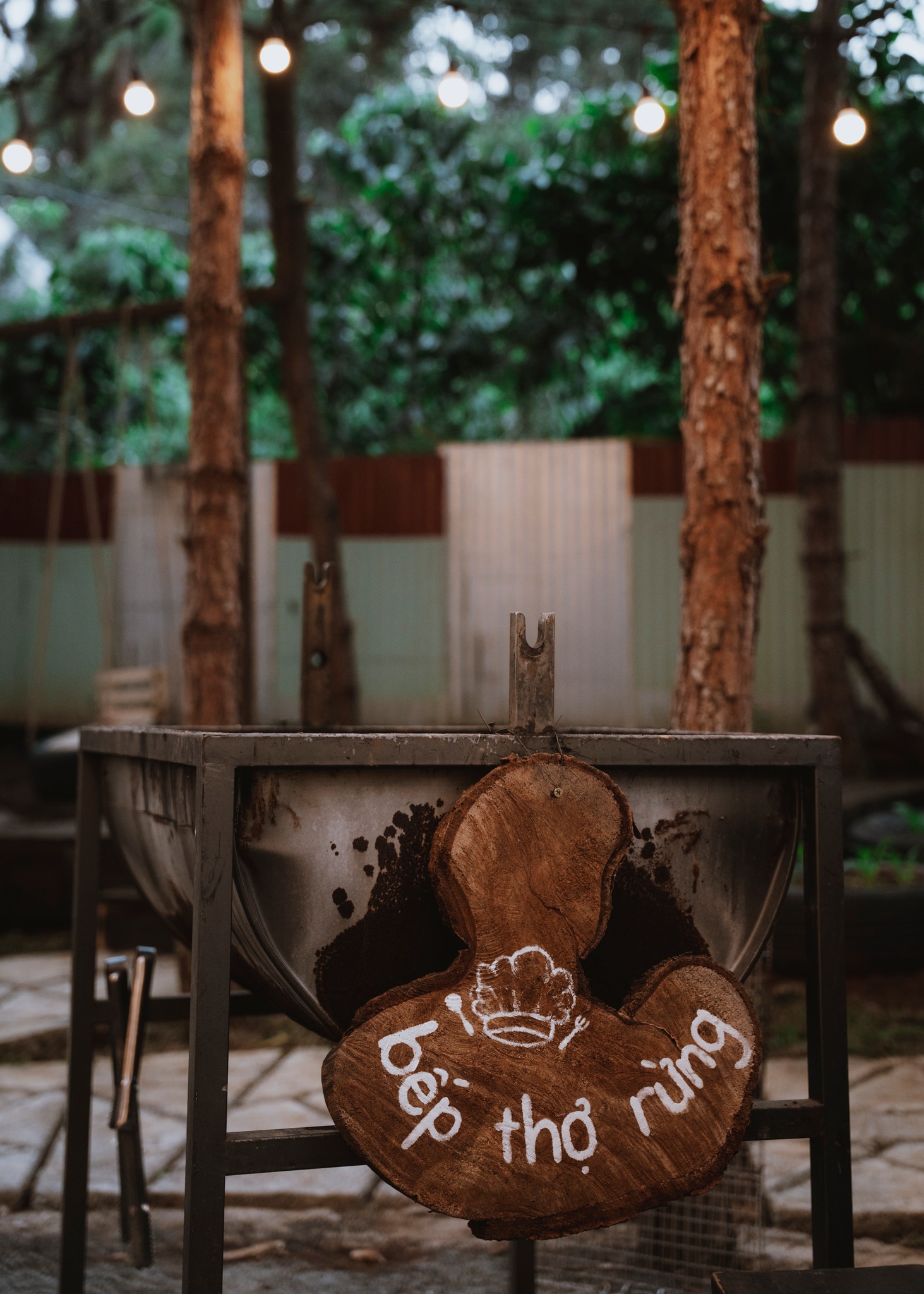 Khung cảnh bàn tiệc BBQ ngoài trời