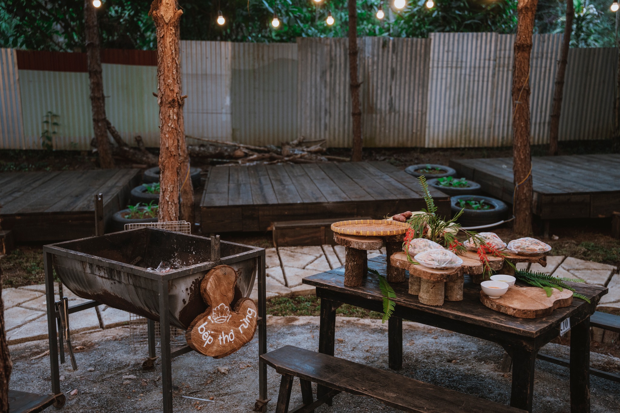 Không khí tiệc BBQ ấm cúng về đêm